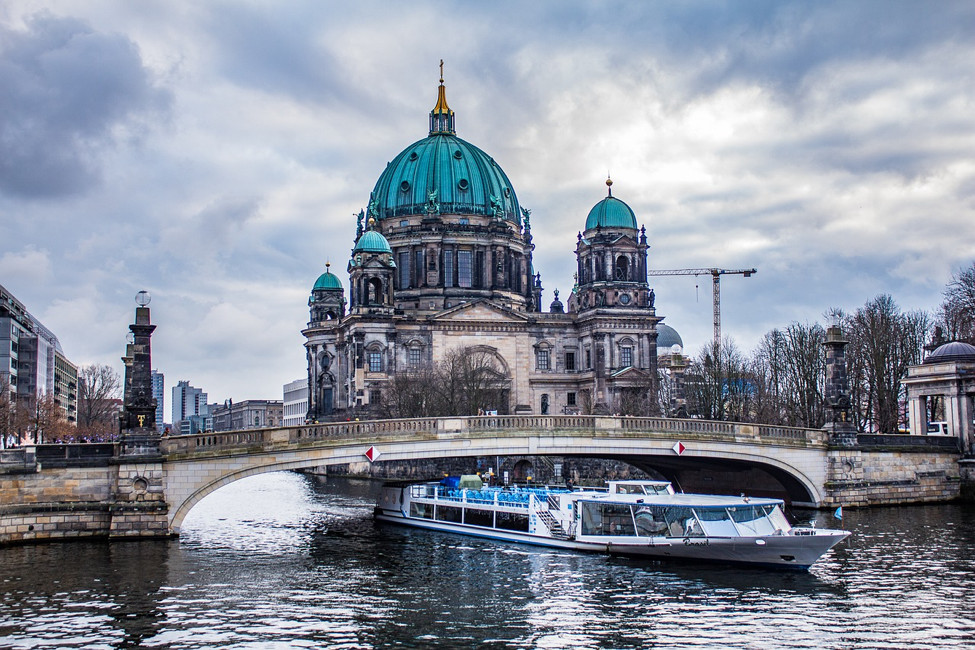A Tale of 5 Cities: Insider Knowledge about Berlin, Prague, and Beyond